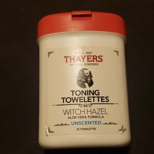 White and Red Toning Towelettes